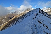 38 In saliscnendi sulla cresta di vetta innevata del Grem